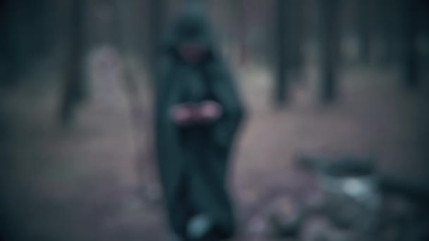 Verschrikkelijke Donkere Figuur Het Bos Brengt Sleutel Scène Voor Halloween — Stockvideo