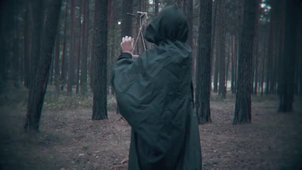 Szörnyű Sötét Alak Sétál Erdőben Jelenet Halloweenre — Stock videók