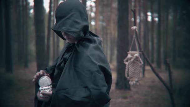 Vreselijke Donkere Figuur Met Een Magische Bal Zijn Handen Scène — Stockvideo