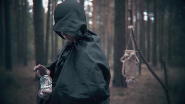 Frygtelig Mørk Figur Med Magisk Kugle Hænderne Scene Til Halloween – Stock-video