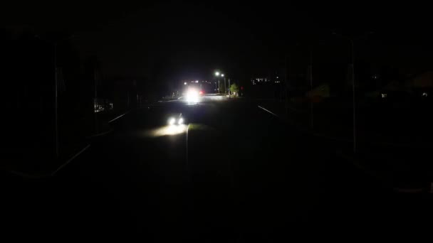 Waktu Berjalan Malam Hari Dengan Mobil Bawah Garis Garis Putih — Stok Video