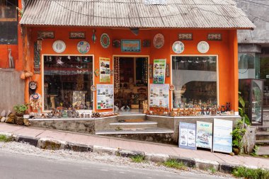 Ubud, Endonezya - 24 Ocak 2013. Alışveriş ve seyahat acentesi turistler için. Birçok Hediyelik eşya ve tur reklam.