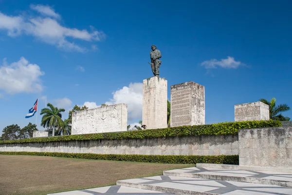 Ernesto "Che" Guevara. Plaza de la Revolution'daki bronz heykel, Santa-Clara, Küba. — Stok fotoğraf