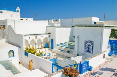 Sidi Bou Said, Tunus için evin geleneksel beyaz ve mavi iç.