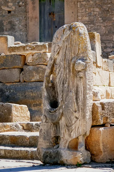 Antyczny posąg w Dougga, rzymskie ruiny: A wpisanego na listę Światowego Dziedzictwa UNESCO w Tunezji. Ruiny rzymskiego miasta Dougga Capitol. — Zdjęcie stockowe