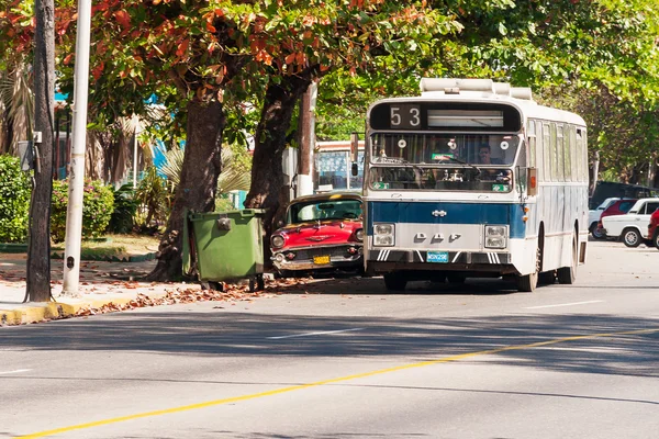 Oldtimer Oldtimer Oldtimer Bus geparkt auf der Straße. die meisten Kubaner fahren Autos, die vor 1959 unterwegs waren. — Stockfoto