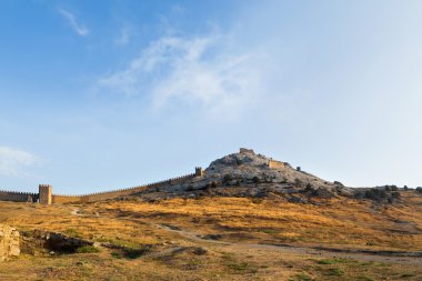 Sudak kasabasındaki antik Ceneviz kalesi. Gün batımında panorama manzarası. Kırım