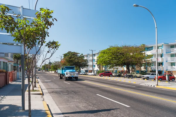 Camión vintage de la URSS (ZIL) se mueve por la calle de Varadero. Cuba . — Foto de Stock