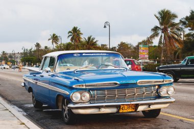 Klasik oldtimer araba sokakta park edilmiş. Havana, Küba.