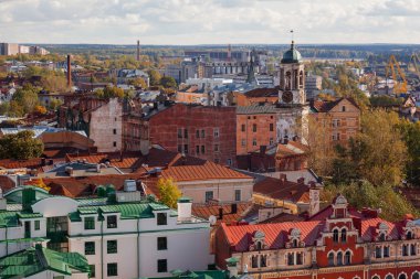 Vyborg (Viipuri), güneşli bir sonbahar gün görünümünde panorama. Rusya.