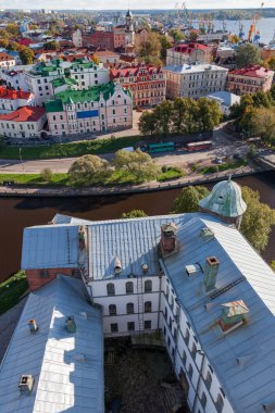 Vyborg (Viipuri), güneşli bir sonbahar gün görünümünde panorama. Rusya.