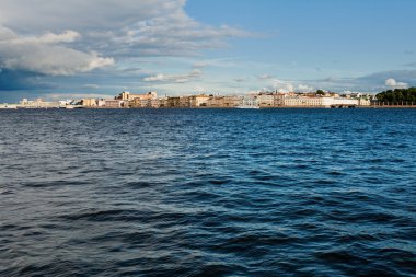 Saint-Petersburg, Rusya Federasyonu Hava değişim. Cityscape panorama görünüm kasaba ve Neva Nehri.