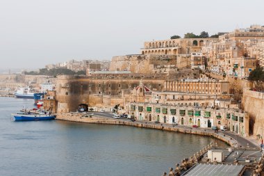 Malta sisli sabahı. Valletta görünümü.