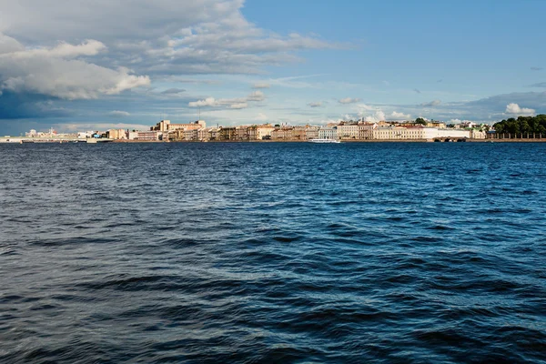 Cambio de tiempo en San Petersburgo, Rusia. Vista panorámica de la ciudad y el río Neva . — Foto de Stock