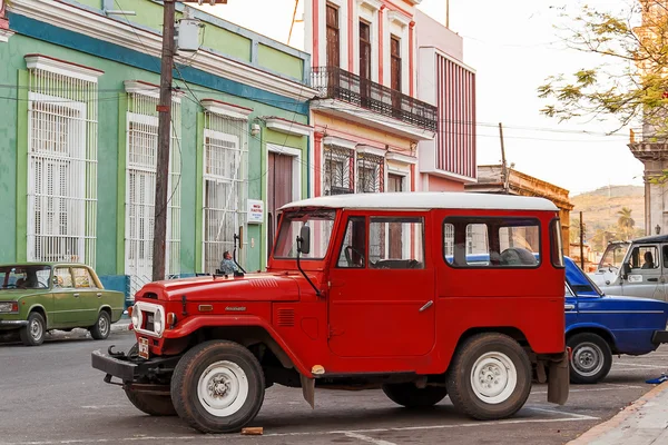 Matanzas, kuba - 31. januar 2008. Oldtimer auf der straße geparkt. — Stockfoto