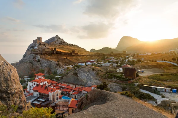 Antigua fortaleza genovesa en Sudak. Vista panorámica al atardecer. Crimea — Foto de Stock