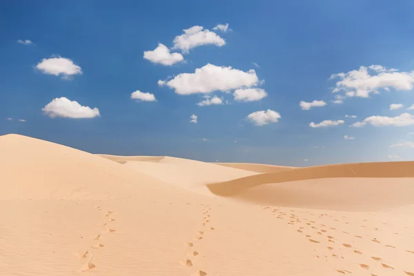 Le dune bianche (bau sen, bau trang) - punto di riferimento vicino a Mui Ne, Binh — Foto Stock