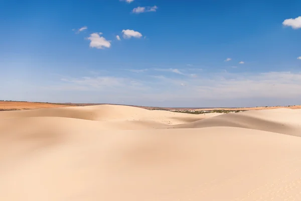 Le dune bianche (bau sen, bau trang) - punto di riferimento vicino a Mui Ne, Binh Thuan, Vietnam. Posto per testo . — Foto Stock