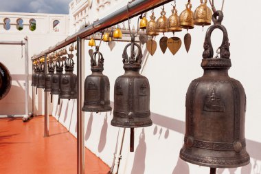 Sakral çan Wat Saket Ratcha Wora Maha Wihan (altın Mount) içinde. Bangkok, Tayland.