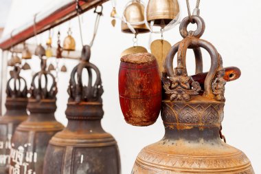 Sakral çan Wat Saket Ratcha Wora Maha Wihan (altın Mount) içinde. Bangkok, Tayland.