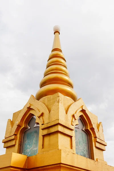 ワット サケット ラチャプ ウォラ ブラ マハ ウィハン (黄金の丘) で黄金の仏舎利塔。バンコク、タイ. — ストック写真