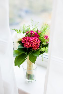 Pencere pervazına üzerinde buket düğün.