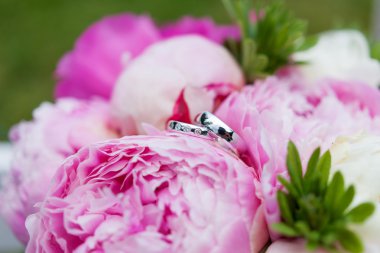 Pırlantalı altın alyans Şakayık çiçeği içinde yalan.