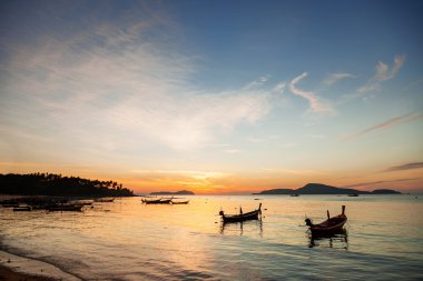 Phuket Island, Tayland tarihinde güneş doğuyor. Balıkçılar tekneleri ile deniz manzarası.