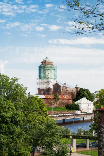 Castillo de Vyborg. Castillo medieval sueco con torre de San Olaf durante la reconstrucción. Día de verano en Vyborg, Rusia . — Foto de Stock