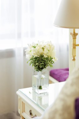 Cam vazo içinde sunulan düğün buketi. Gelinin geleneksel sembolik Aksesuar.