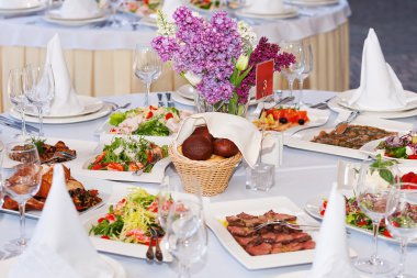 Tablo salata, ekmek, kavrulmuş et ile Ziyafet için ayarla. 