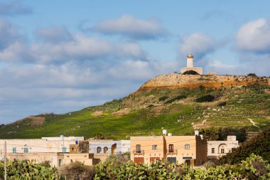 Panorama görünüm alanları ve deniz feneri dağ tepesinde. Gozo Adası, Malta.