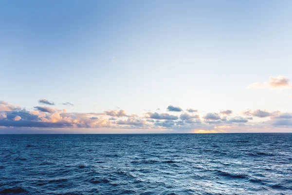 Mar Mediterráneo. Puesta de sol con diferentes formas de nubes. Malta . — Foto de Stock