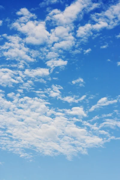 Luminosa giornata di sole con le nuvole. Paesaggio nuvoloso sul cielo blu. Concentrazione morbida — Foto Stock