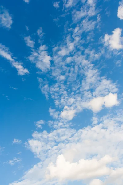 Luminosa giornata di sole con le nuvole. Paesaggio nuvoloso sul cielo blu. Concentrazione morbida — Foto Stock