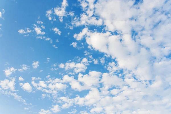 Luminosa giornata di sole con le nuvole. Paesaggio nuvoloso sul cielo blu . — Foto Stock