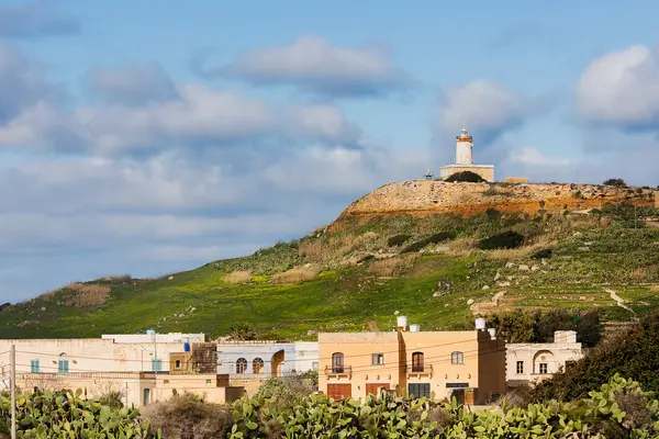 Vista panoramica sui campi e sul faro sulla cima della montagna. Isola di Gozo, Malta . — Foto Stock