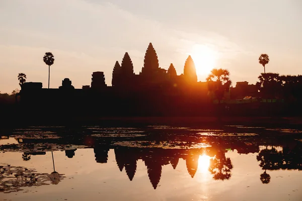 Východ slunce v Angkor Wat, chrámový komplex v Kambodži — Stock fotografie