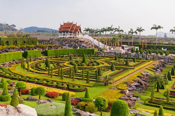 PATTAYA, THAÏLANDE - 5 février 2011. Les touristes marchent dans le jardin tropical de Nong Nooch à Pattaya, Thaïlande . — Photo