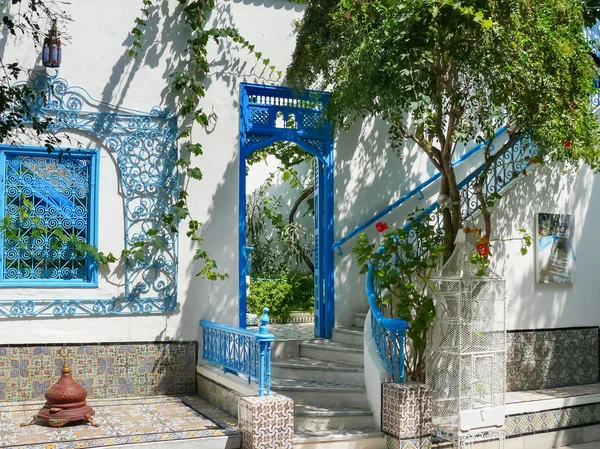 Interior tradicional blanco y azul de la casa en Sidi Bou Said, Túnez . — Foto de Stock
