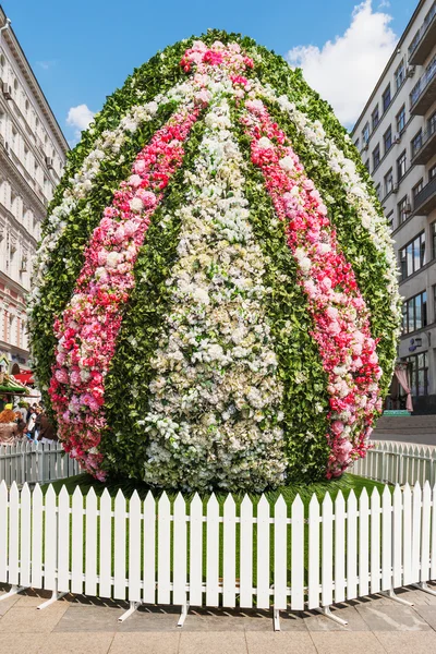 MOSCÚ, RUSIA - 30 de abril de 2016. Huevo gigante de Pascua hecho de flores. Festival de la calle "Moscú Primavera " . — Foto de Stock