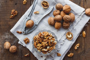 Rustik saf peçete üzerinde ceviz ile cam kase. Sağlıklı snack
