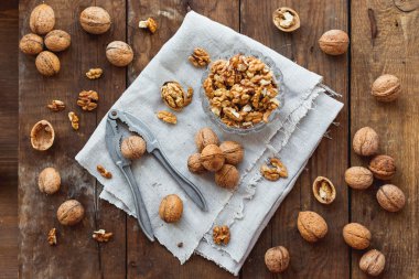 Rustik saf peçete üzerinde ceviz ile cam kase. Sağlıklı snack