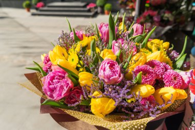 Buket laleler ve Düğünçiçeği. Bahar güneşli gün.