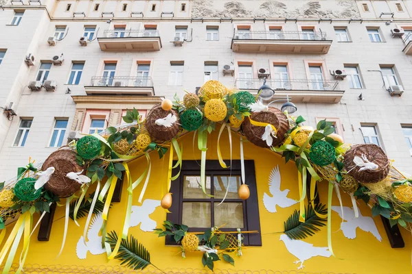 Festival de la calle "Moscú Primavera" en el centro histórico de la ciudad de Moscú, Rusia. Decoración floral de colorida feria de Pascua . — Foto de Stock