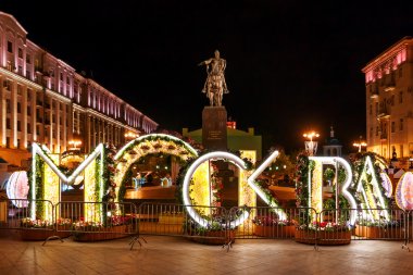 Moskova gece cityscape. Prens Yury Dolgorukiy, Moskova, Tverskaya kare kurucusu anıt. Işıklı harfler 
