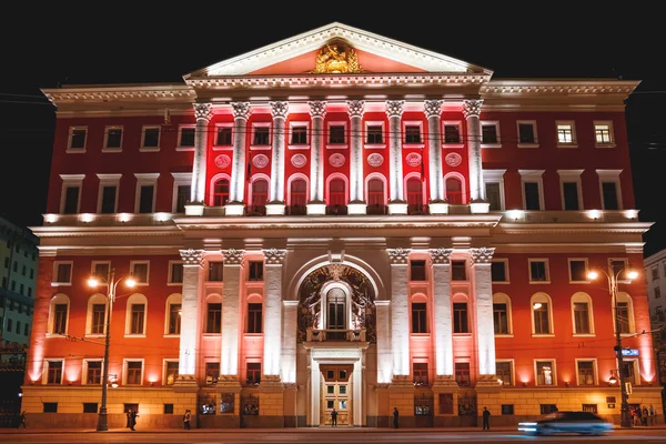 Vista nocturna del edificio del gobierno de Moscú en la calle Tverskaya. Edificio iluminado en el centro de la ciudad . — Foto de Stock