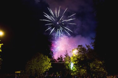 Fireworks uygulamasında Moskova şehir (Moscow region). Zafer Bayramı, 9 Mayıs 2016. Rusya.
