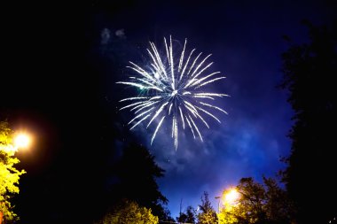 Fireworks uygulamasında Moskova şehir (Moscow region). Zafer Bayramı, 9 Mayıs 2016. Rusya.