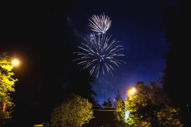 Fireworks uygulamasında Moskova şehir (Moscow region). Zafer Bayramı, 9 Mayıs 2016. Rusya.